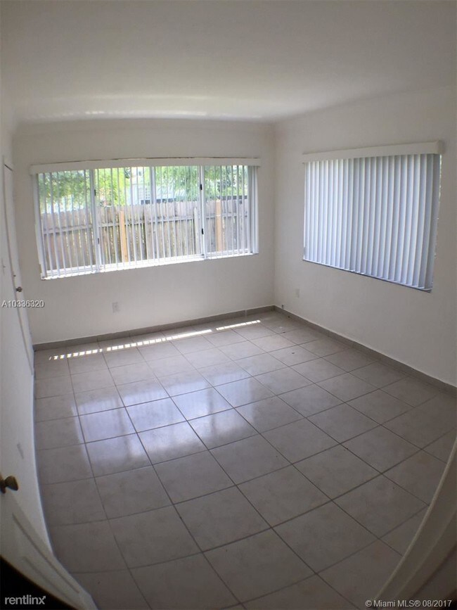 Foto del edificio - 980 NE 170th St