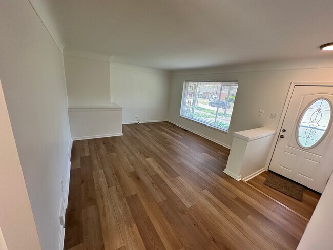 Building Photo - Impeccably Clean Warren Ranch!