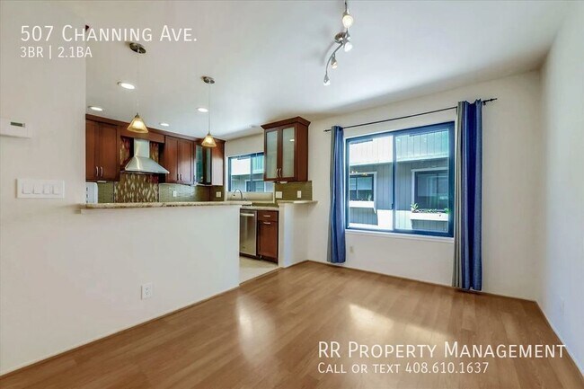 Building Photo - Beautiful Townhome in Excellent Downtown P...