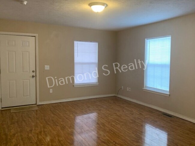 Foto del edificio - 3 Bedrooms / 1 Bath!  Cute and Charming Ho...