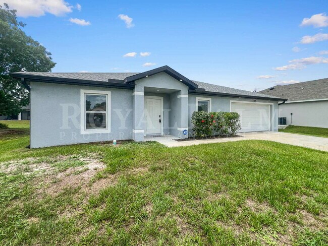 Foto del edificio - 4BR/2BA Home with High Ceilings, Garage & Large Kitchen Island