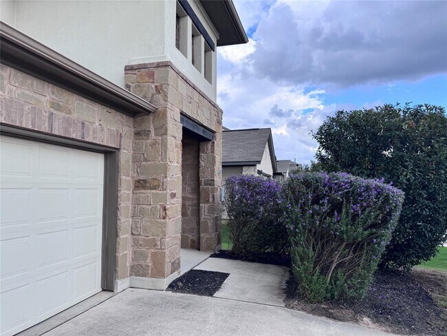 Foto del edificio - 321 Callahan Ln