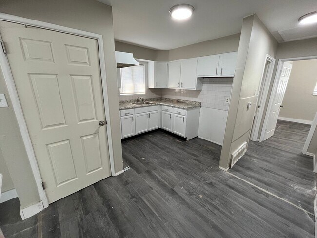 Foto del edificio - Renovated Two Bedroom One Bath Home Coming...