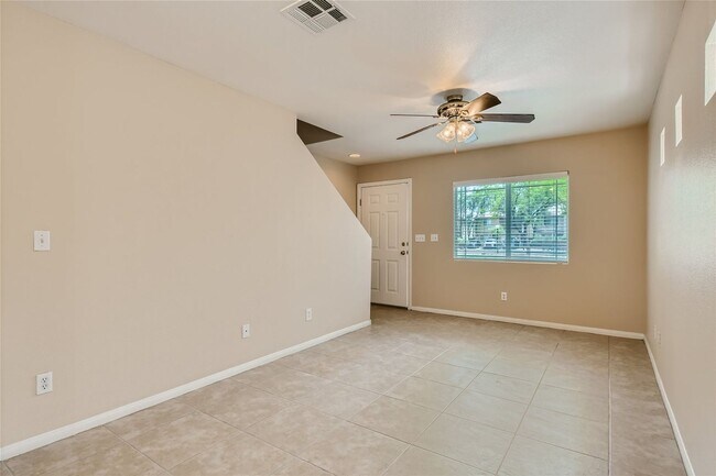 Building Photo - 3 Bedroom Home in Gated Community!