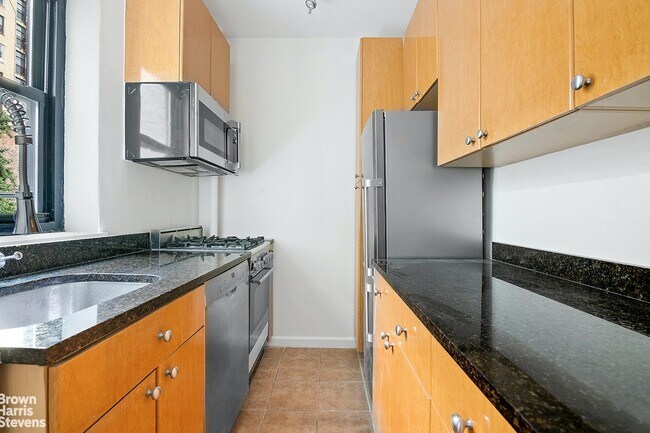 Building Photo - 155 W 71st St