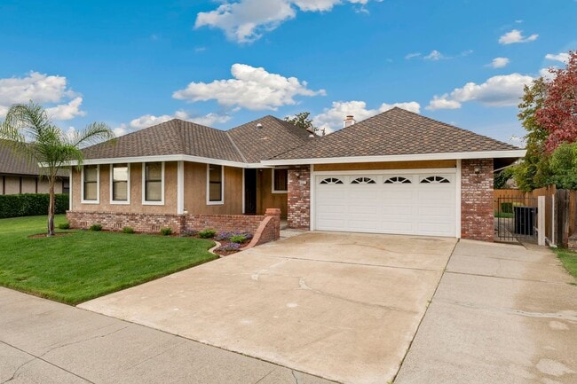 Building Photo - Quiet & Central Neighborhood - 3 Bedroom 2 Bathroom - Large Yard - Lawn Service Provided!