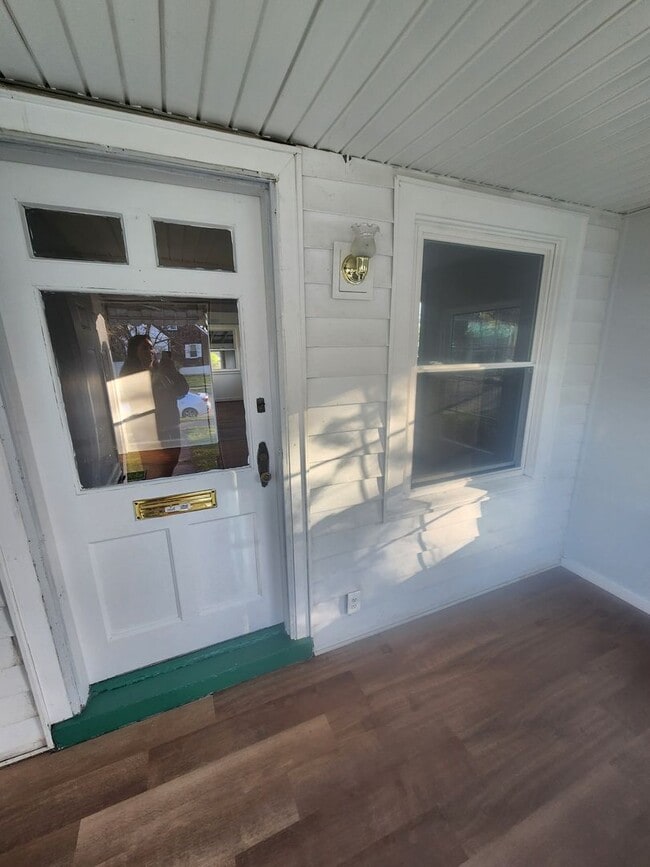 Building Photo - Charming home with a basement, 1.5 baths, ...