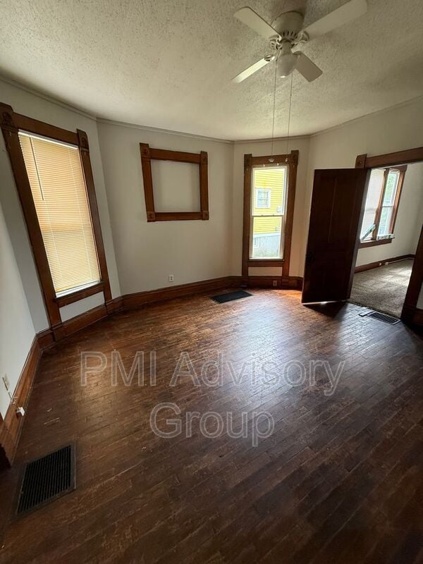 Building Photo - 105 SW Buchanan St