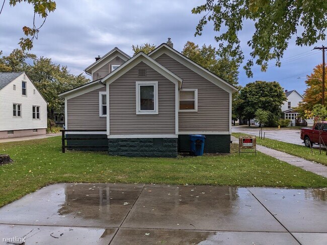 Building Photo - 2 br, 1 bath Duplex - 944 1/2 Washington A...