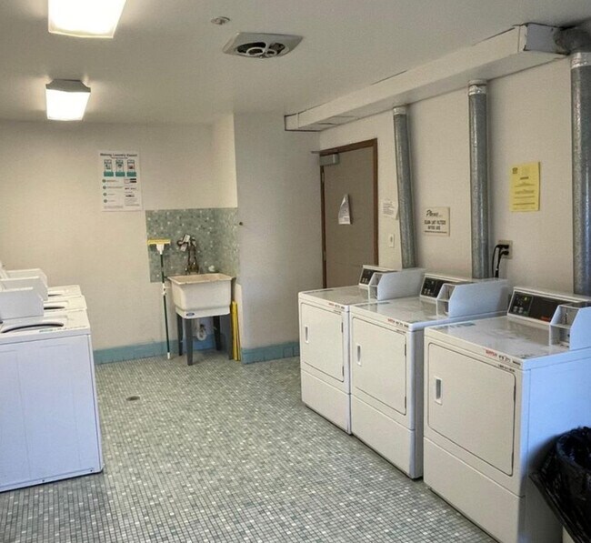 Shared laundry facility - 4117 W Rivers Edge Cir
