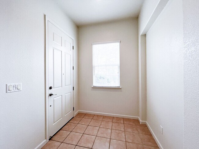 Foto del edificio - Spacious 3 Bedroom Home in Elk Grove