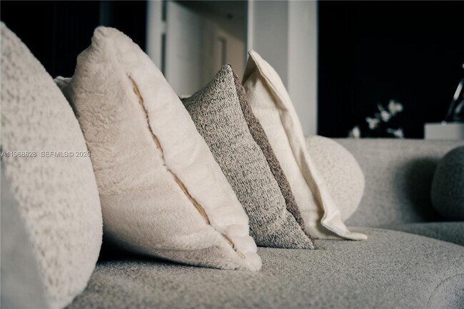 Building Photo - 1717 N Bayshore Dr