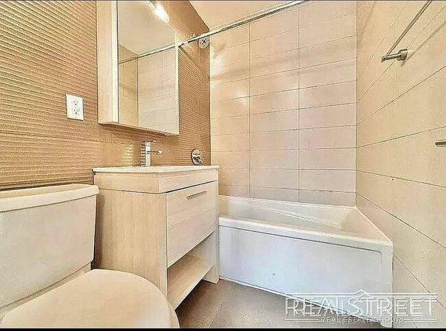 Foto del edificio - Super Sunny Gorgeous 2 Queen Size Bedroom in Prime Clinton Hill!