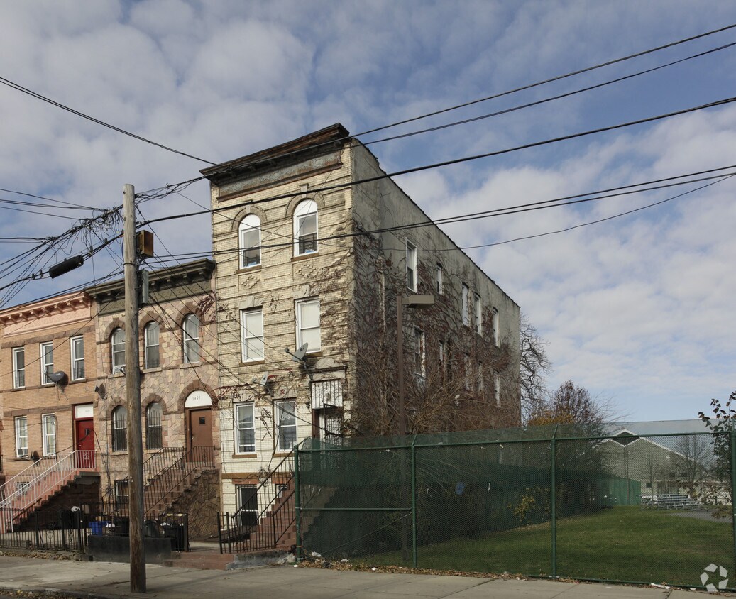 Primary Photo - 1423 Saint Marks Ave