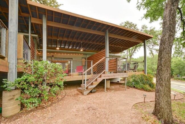 Building Photo - Clarksville Stunner ***ALL BILLS PAID***