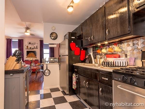 full kitchen - 517 Manhattan Ave