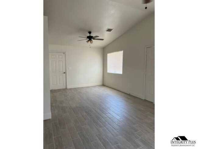 Building Photo - 3 bedroom 2 bath