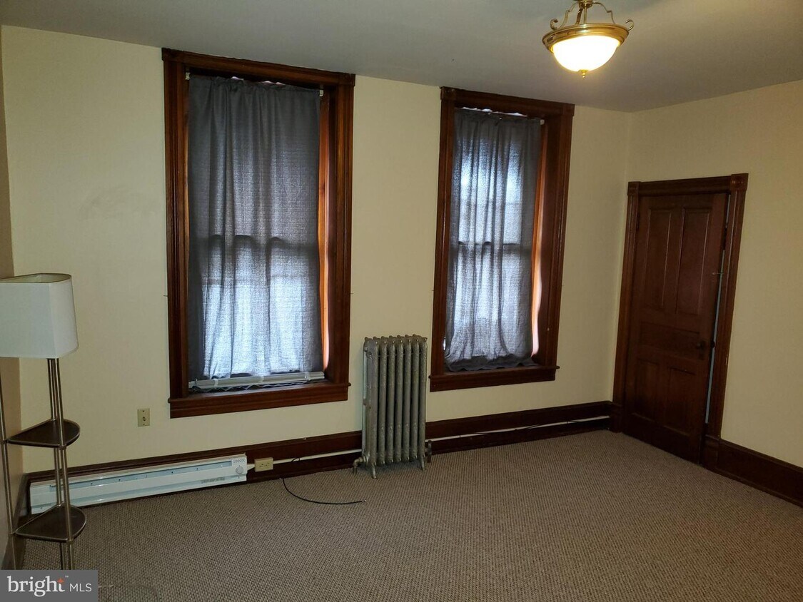 Foto principal - 213 W Market St