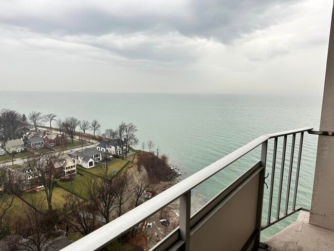 Foto del edificio - 12900 Lake Ave