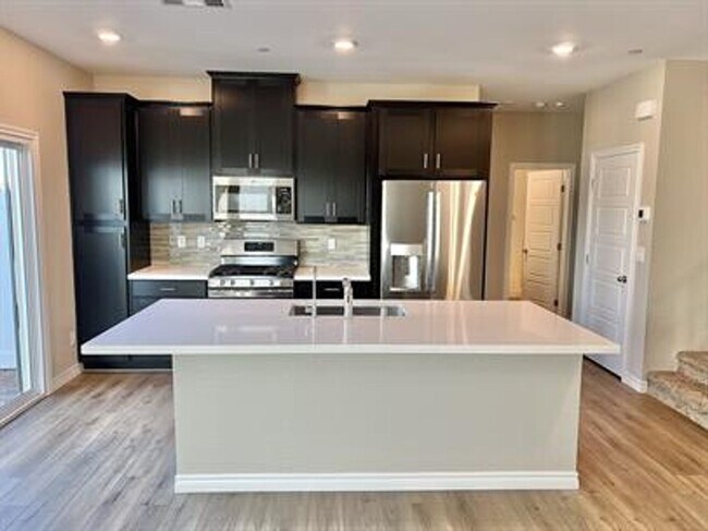 Foto del edificio - 3 Bedroom 2.5 Bathroom Townhome - Pet Friendly.