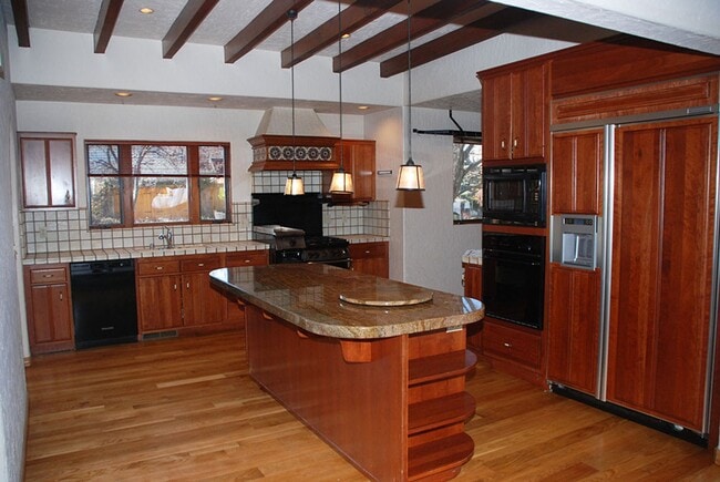 Building Photo - Newlands Manor 3 BR/2.5 Bath/2 Car Garage Custom Home