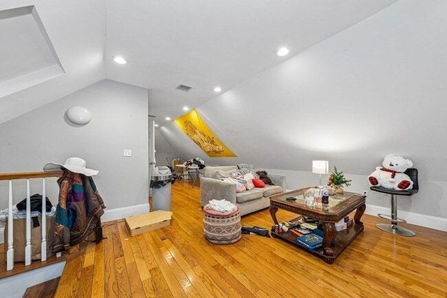 Building Photo - Great Mission Hill 4 bed