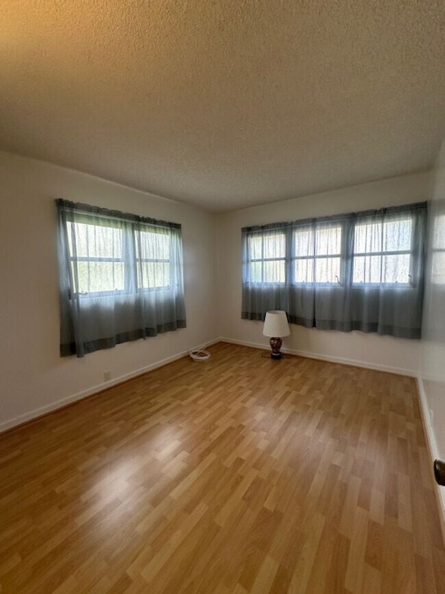 Building Photo - Spacious 4 Bedroom, 2 Full Bath Single Fam...