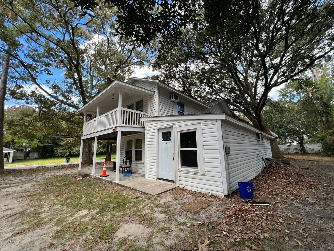 401 Alder St Unit E, Myrtle Beach, SC 29577 Room for Rent in Myrtle