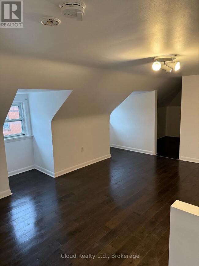 Building Photo - 5 Caithness St W