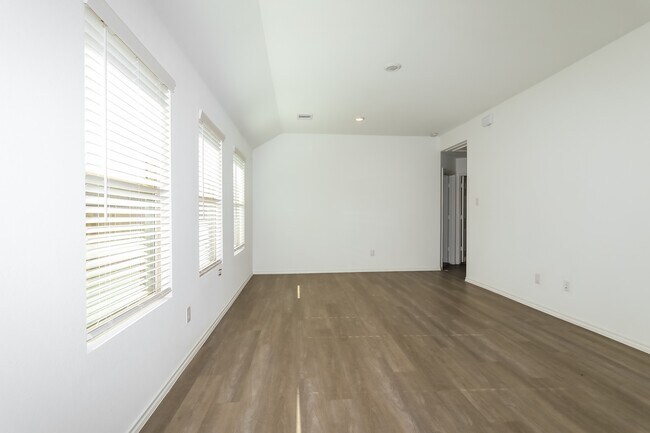 Foto del edificio - 919 Silver Birch Br