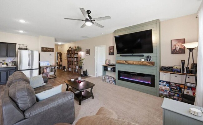 Building Photo - 405 Willow Creek Dr