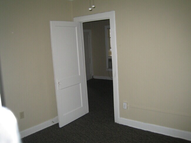 Building Photo - 418 Goodall Ave
