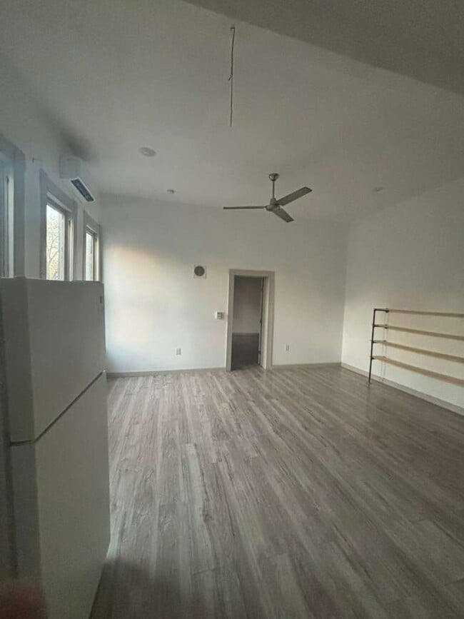 Building Photo - 2004 Monterey St