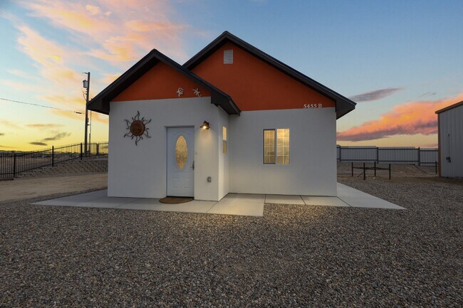 Building Photo - THE FOXY HOUSE  "Experience Modern Comfort...
