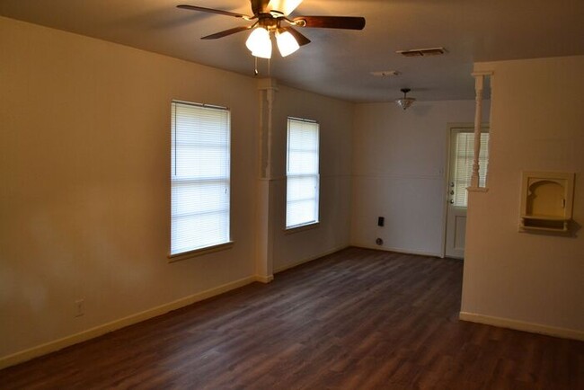 Building Photo - 3 bedroom, 1 bathroom in Tyler - Tour Today!