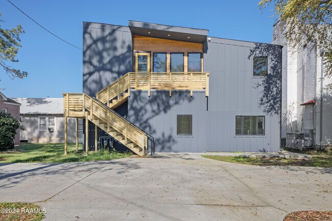 Building Photo - 306 W Taft St