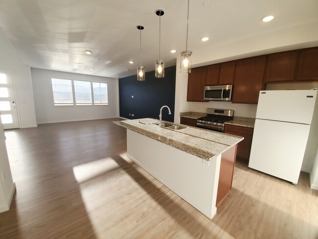 Building Photo - Newer Townhouse in Ideal North Gate Location!
