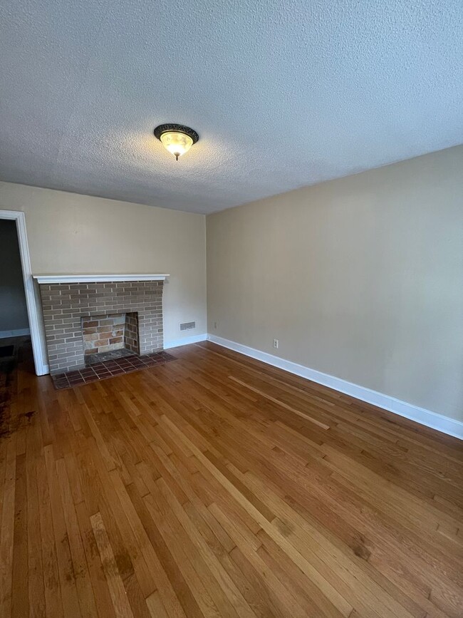 Building Photo - Centrally Located 3/1
