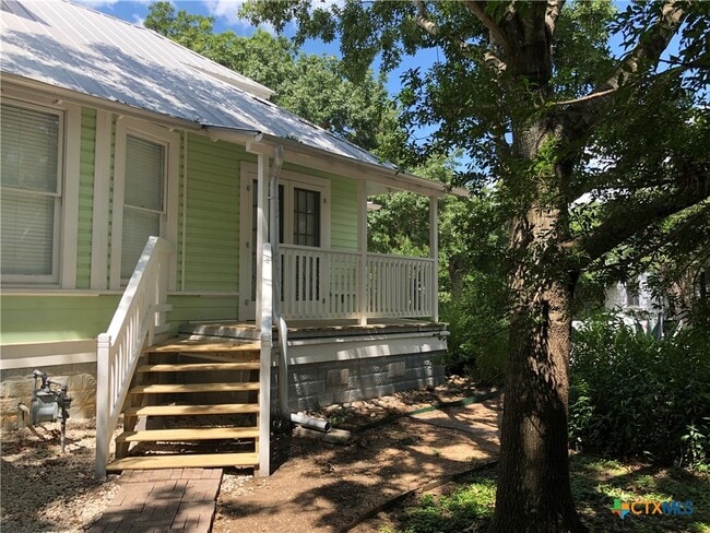 Building Photo - 414 W San Antonio St