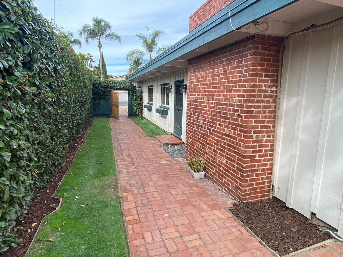 Primary Photo - Coronado Village Beach Cottage | 2bd/1.5ba...