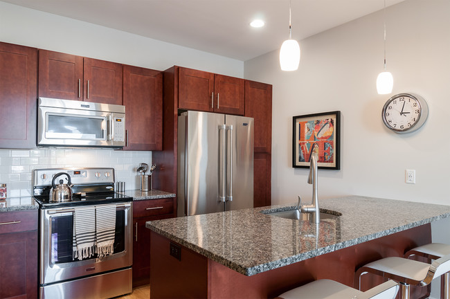 Cocina nueva con granito - Metropolitan East Goshen Estates