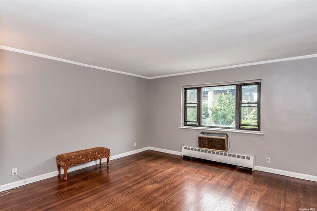 Building Photo - 21-32-32 Hoyt Ave S