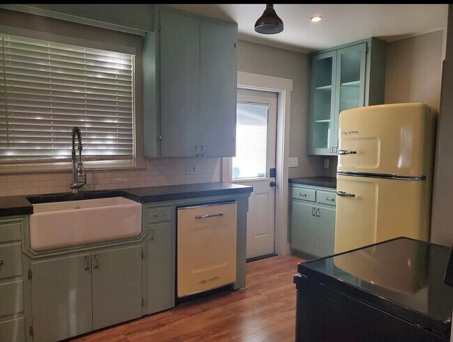 Foto del edificio - Charming 3-Bed, 2-Bath Home with Oversized...