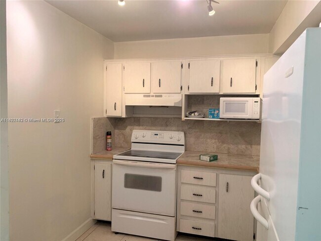 Foto del edificio - 250 180th Dr
