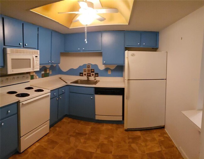 Building Photo - 551 Fairways Dr