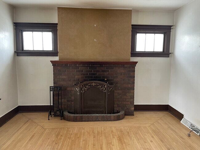 Foto del edificio - 422 E 10th St