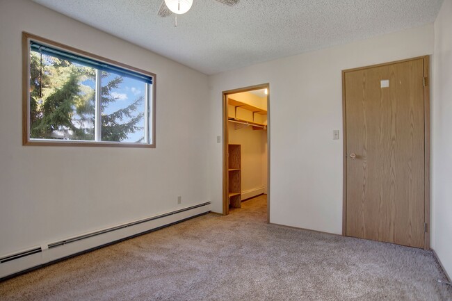 Une chambre avec un plafonnier et un ventilateur de plafond - Spruce Meadow