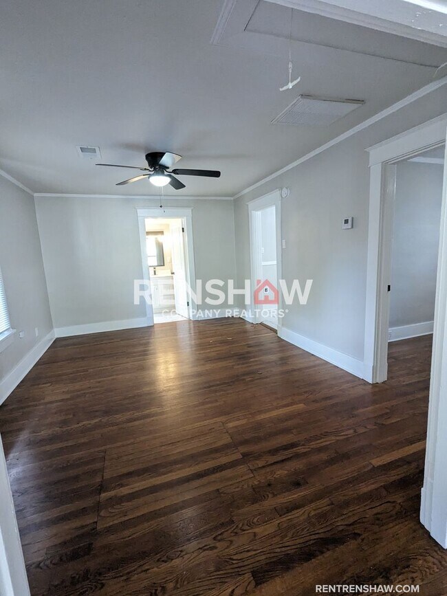 Building Photo - Renovated 2 bed / 1 bath in Highland Heigh...