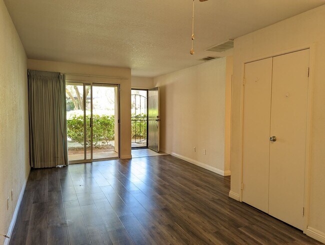 Foto del edificio - Beautiful Palm Springs Villas II Condo