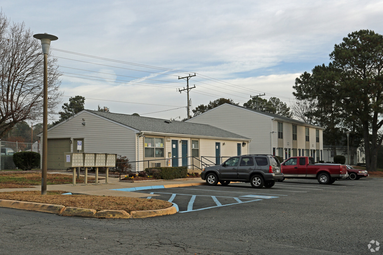 Primary Photo - Woods Edge Apartments